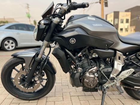 YAMAHA MT-07 700 , Foto 3