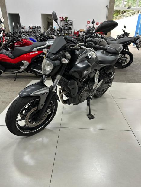 YAMAHA MT-07 700 , Foto 3