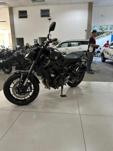 YAMAHA MT-09 850 ABS, Foto 2