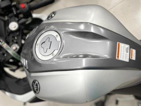 YAMAHA YZF R15 150 ABS, Foto 2