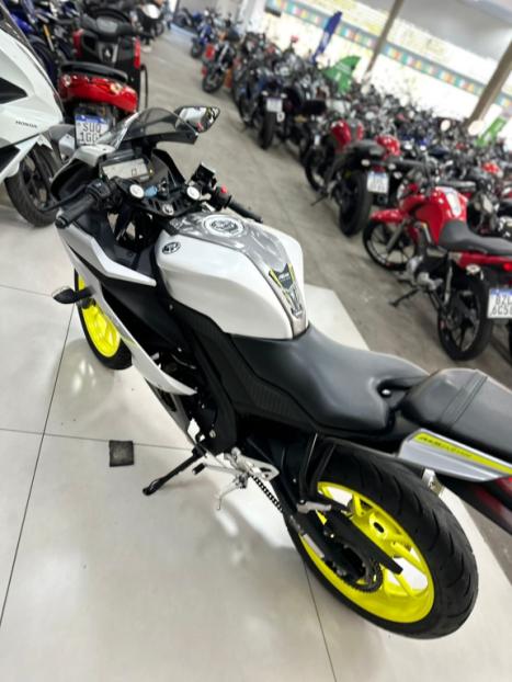 YAMAHA YZF R15 150 ABS, Foto 6