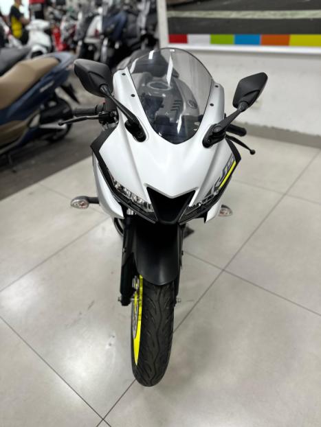 YAMAHA YZF R15 150 ABS, Foto 3