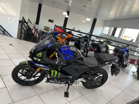 YAMAHA YZF R3 320 ABS, Foto 2