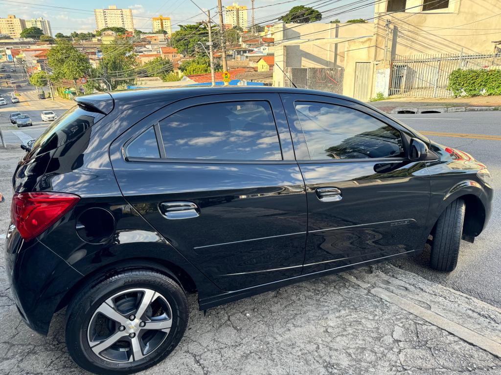 CHEVROLET Onix Hatch - Foto