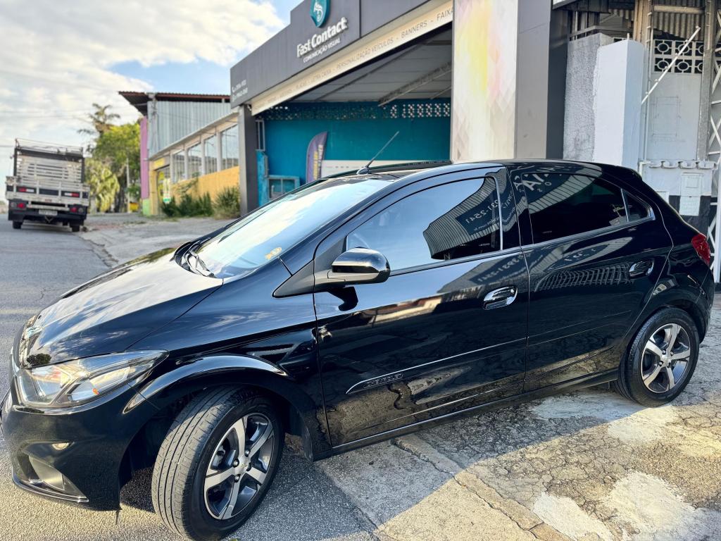 CHEVROLET Onix Hatch - Foto