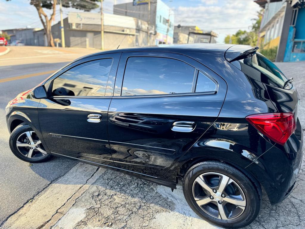 CHEVROLET Onix Hatch - Foto