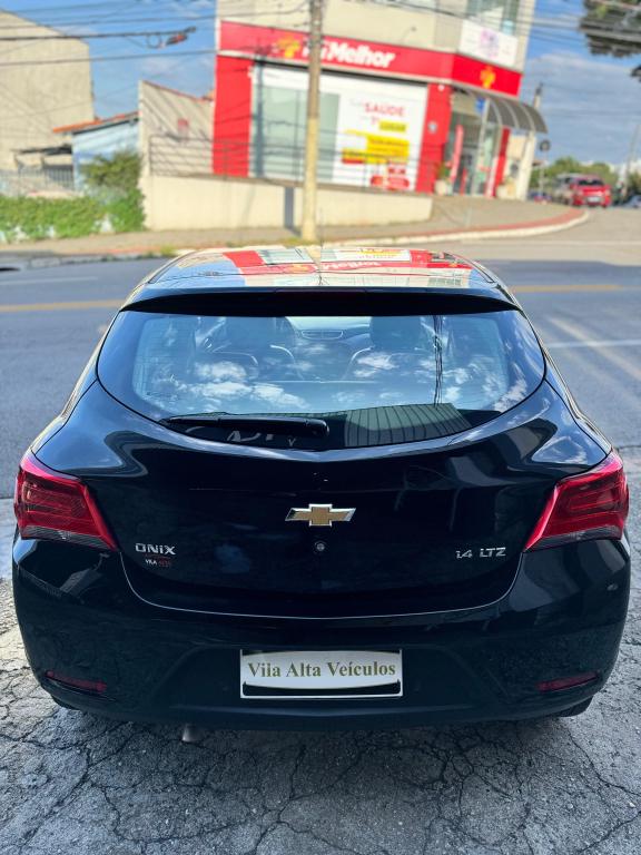 CHEVROLET Onix Hatch - Foto