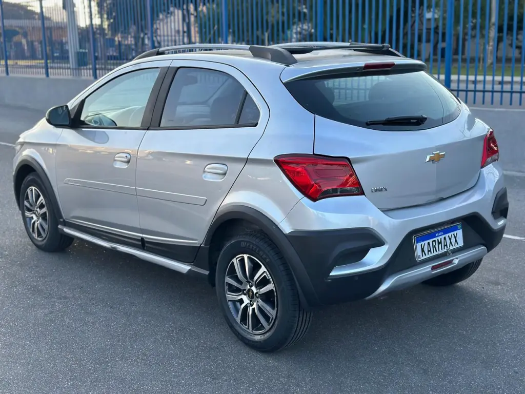 CHEVROLET Onix Hatch - Foto