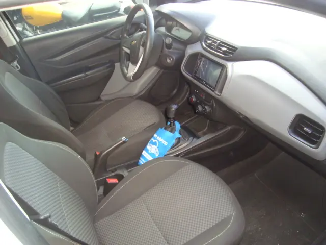 CHEVROLET Onix Hatch - Foto