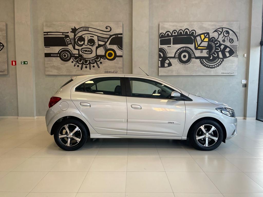 CHEVROLET Onix Hatch - Foto