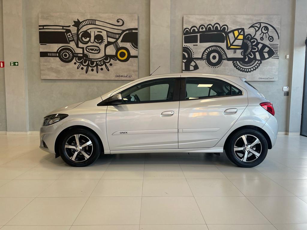 CHEVROLET Onix Hatch - Foto