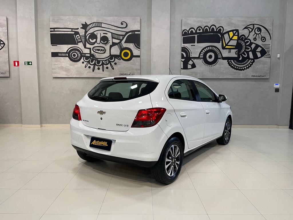 CHEVROLET Onix Hatch - Foto