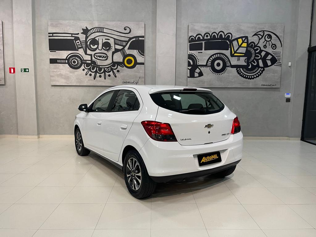 CHEVROLET Onix Hatch - Foto