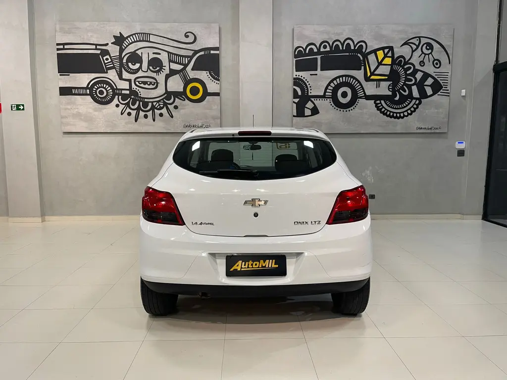 CHEVROLET Onix Hatch - Foto