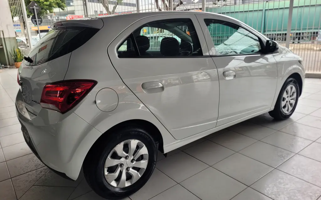 CHEVROLET Onix Hatch - Foto