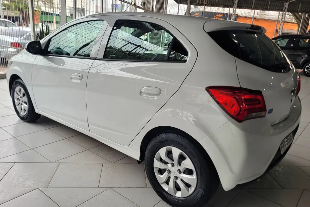 CHEVROLET Onix Hatch - Foto