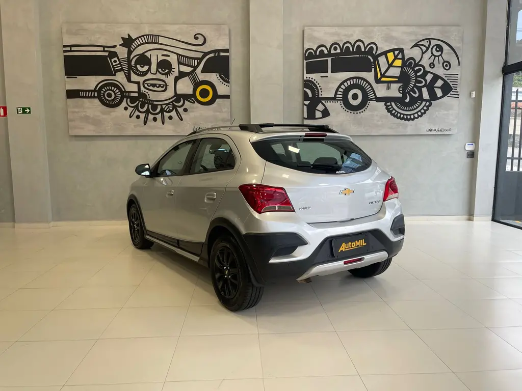 CHEVROLET Onix Hatch - Foto