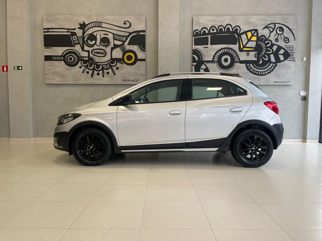 CHEVROLET Onix Hatch - Foto