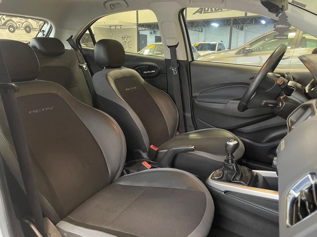 CHEVROLET Onix Hatch - Foto