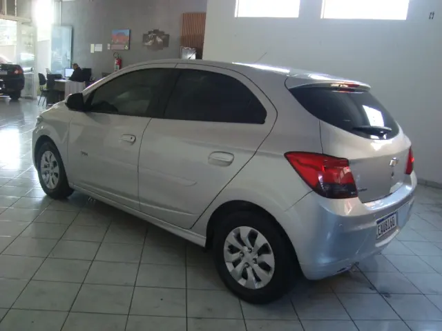 CHEVROLET Onix Hatch - Foto