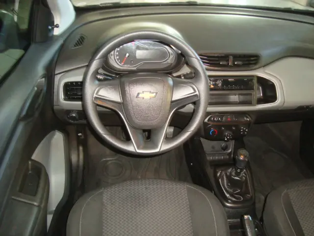 CHEVROLET Onix Hatch - Foto