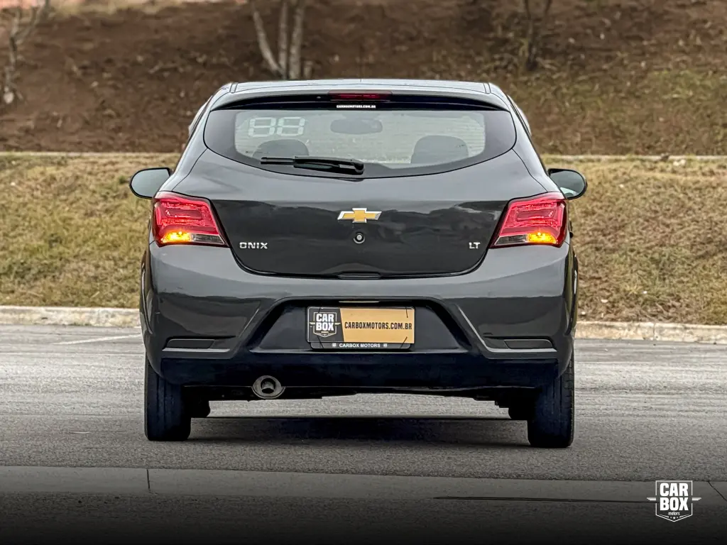 CHEVROLET Onix Hatch - Foto