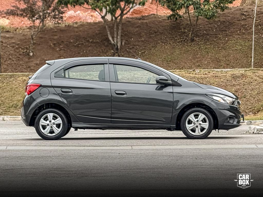 CHEVROLET Onix Hatch - Foto