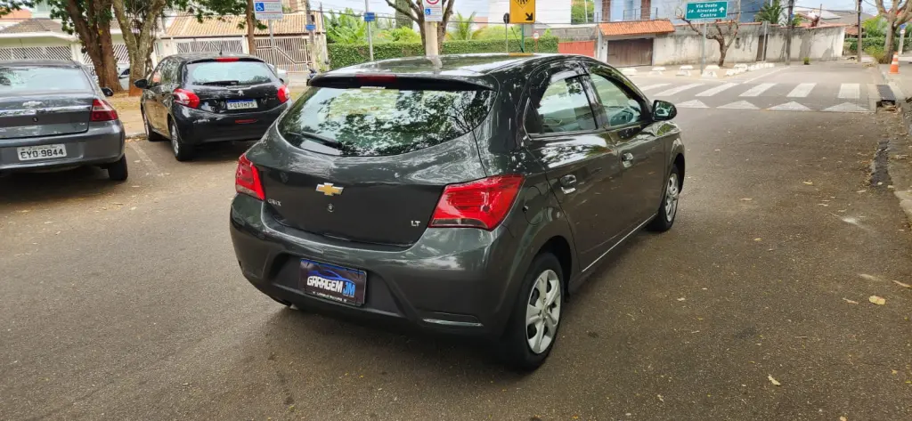 CHEVROLET Onix Hatch - Foto