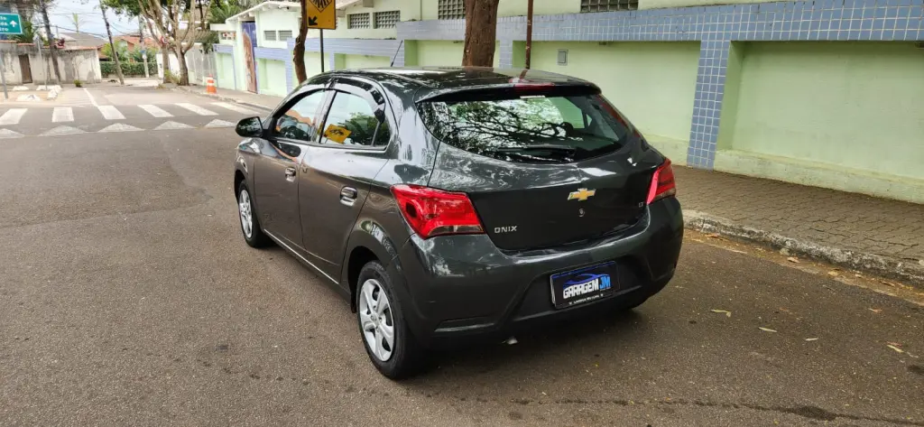 CHEVROLET Onix Hatch - Foto