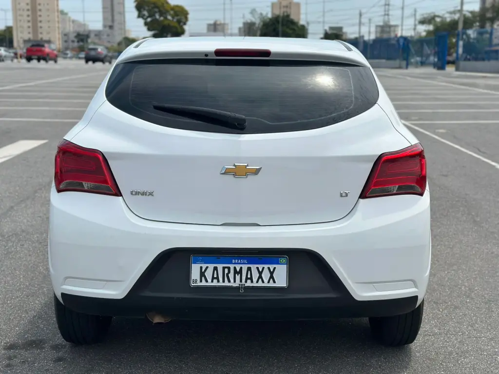 CHEVROLET Onix Hatch - Foto