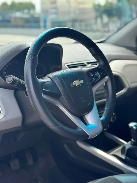 CHEVROLET Onix Hatch - Foto