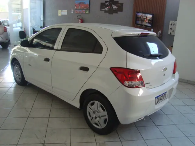 CHEVROLET Onix Hatch - Foto