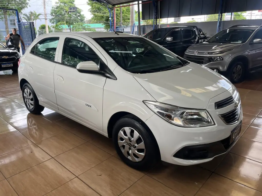 CHEVROLET Onix Hatch - Foto