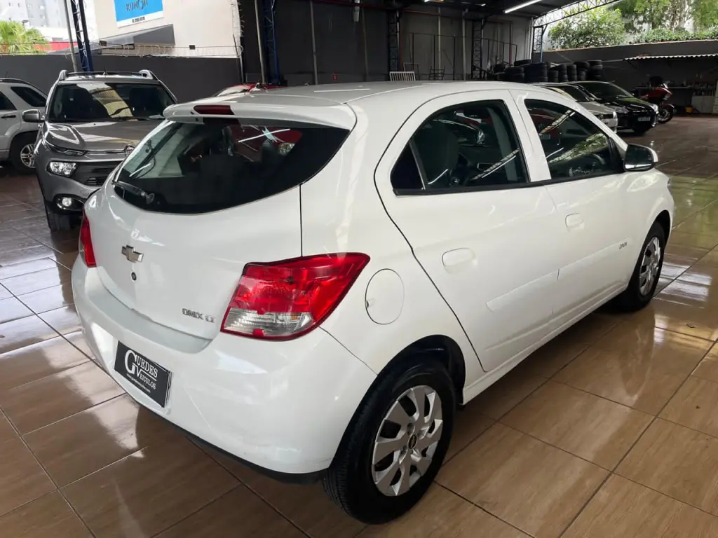 CHEVROLET Onix Hatch - Foto