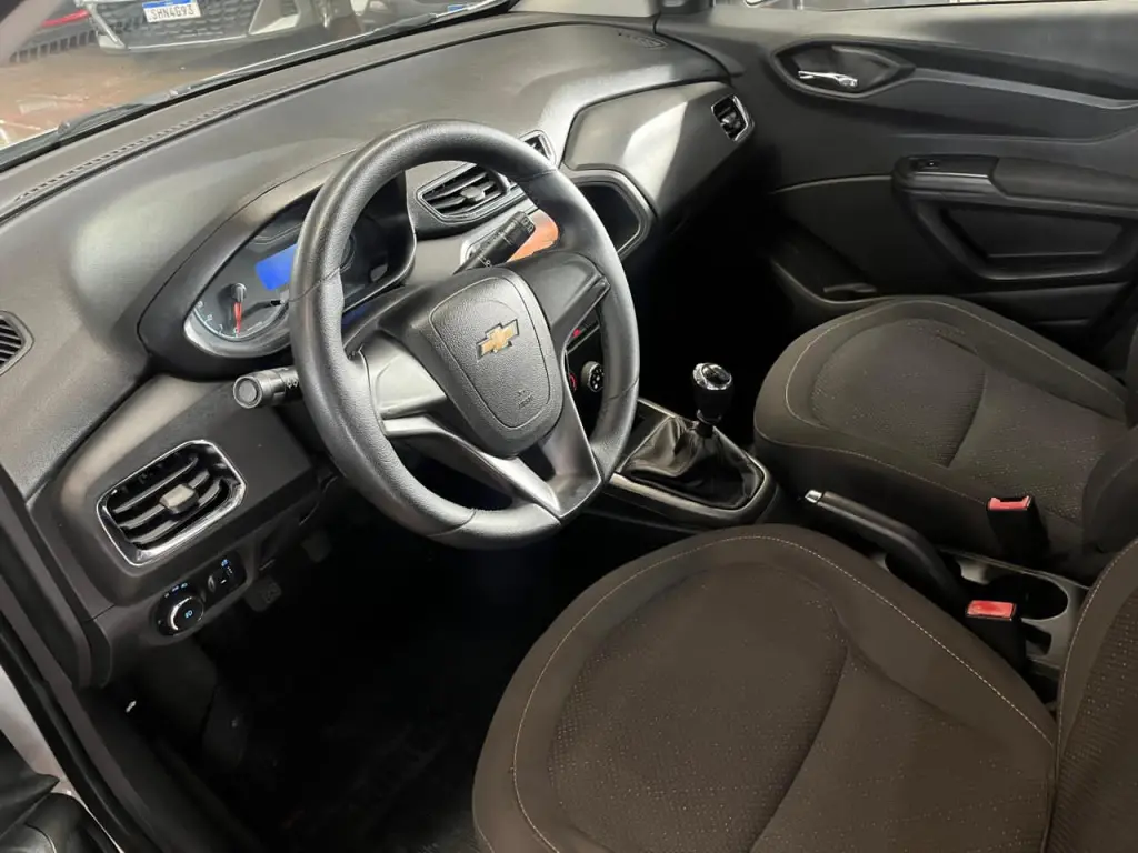 CHEVROLET Onix Hatch - Foto