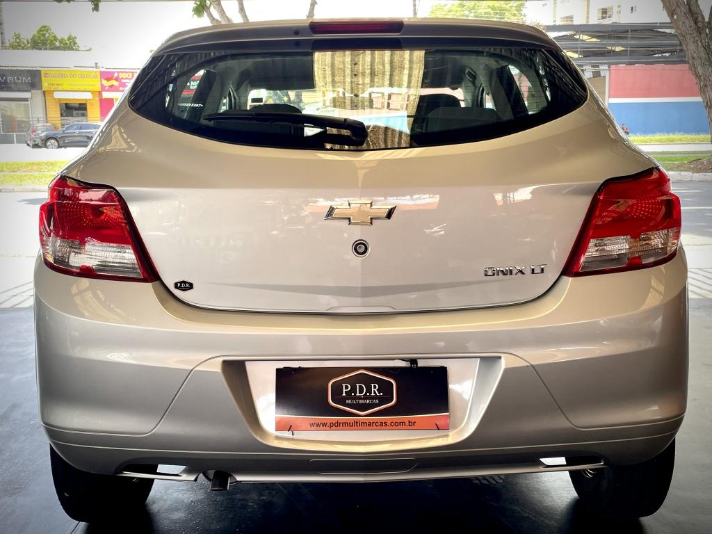 CHEVROLET Onix Hatch - Foto