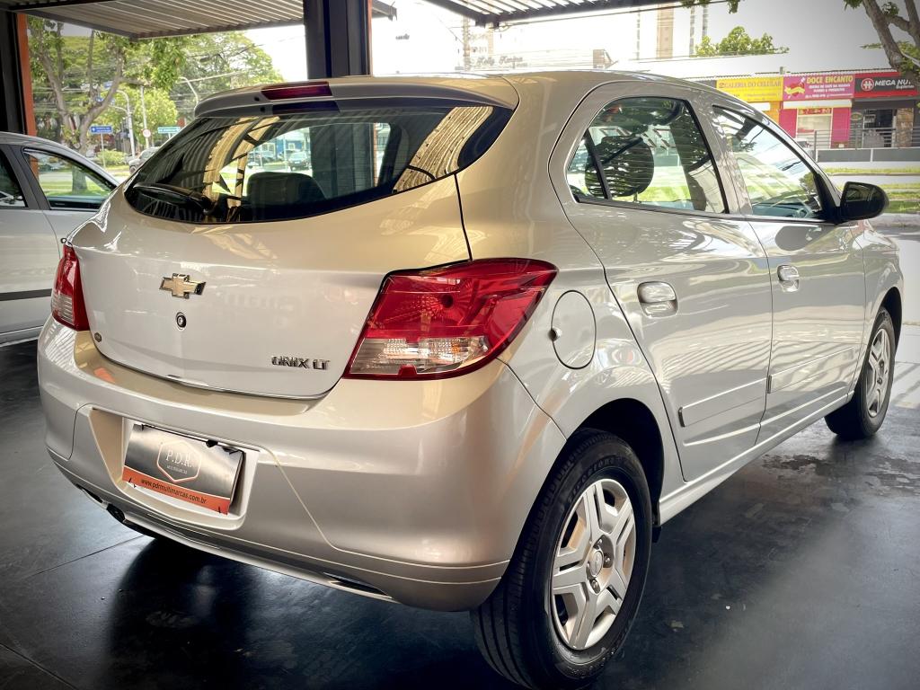 CHEVROLET Onix Hatch - Foto