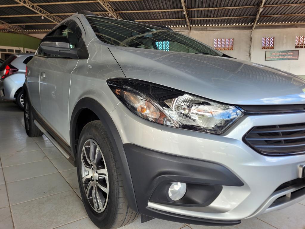 CHEVROLET Onix Hatch - Foto