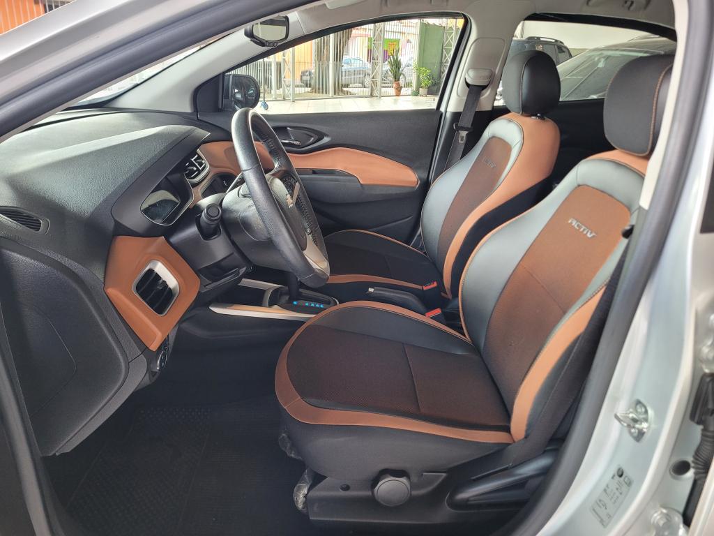 CHEVROLET Onix Hatch - Foto