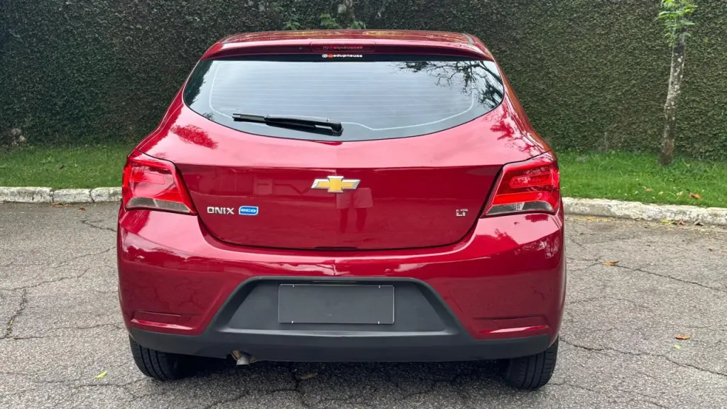 CHEVROLET Onix Hatch - Foto