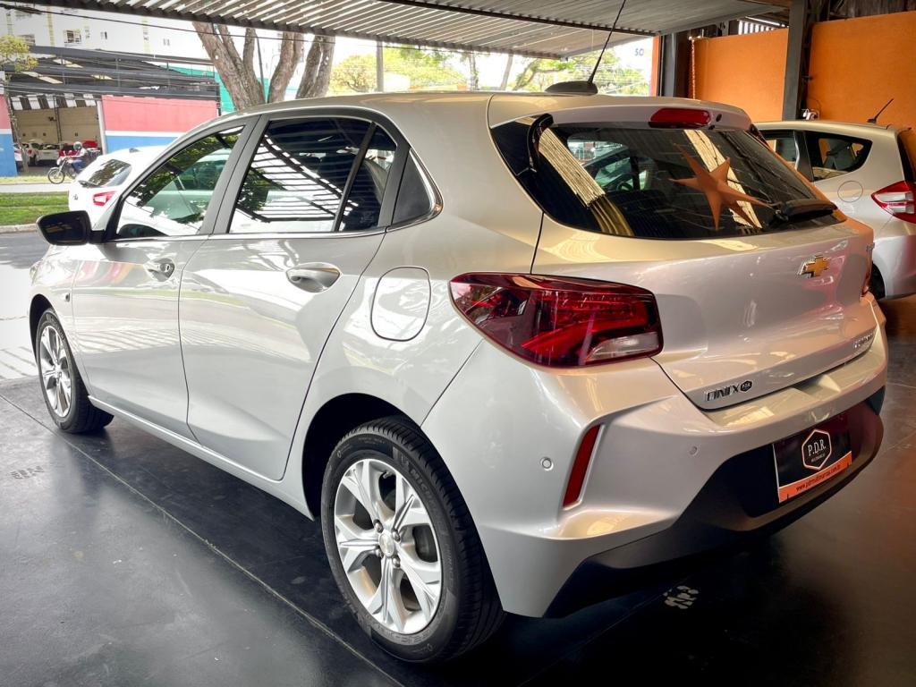 CHEVROLET Onix Hatch - Foto
