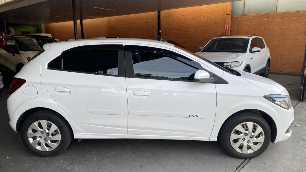 CHEVROLET Onix Hatch - Foto