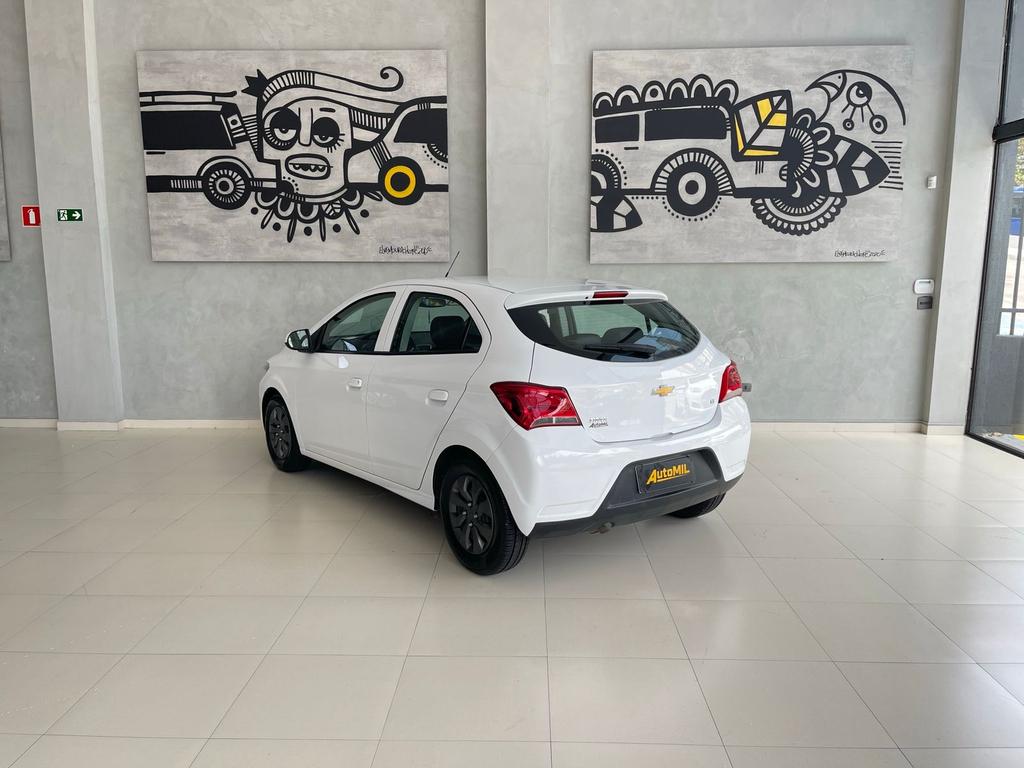 CHEVROLET Onix Hatch - Foto