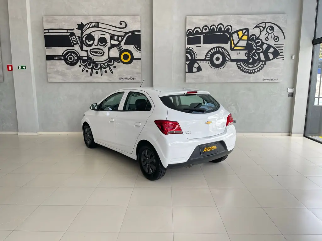 CHEVROLET Onix Hatch - Foto