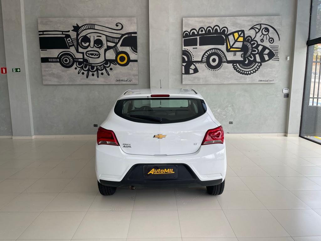 CHEVROLET Onix Hatch - Foto