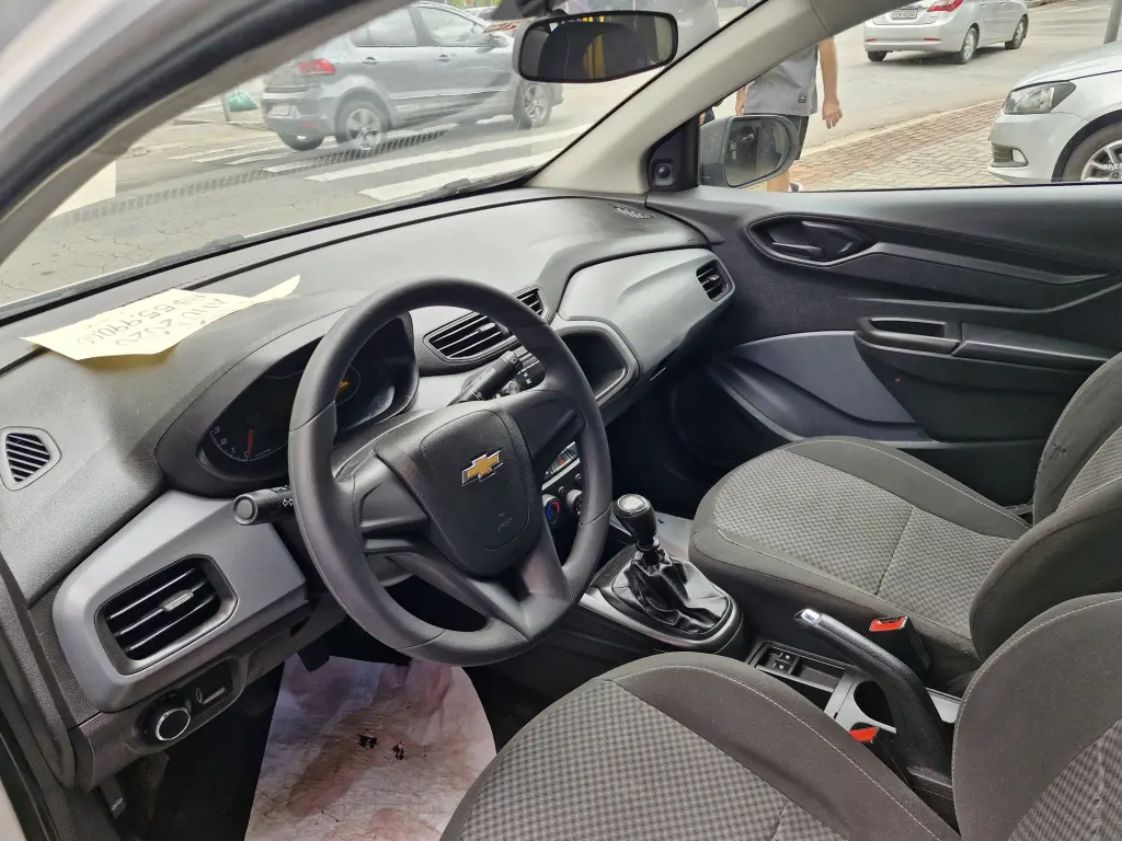 CHEVROLET Onix Hatch - Foto