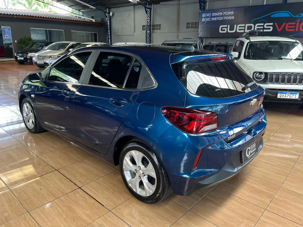 CHEVROLET Onix Hatch - Foto