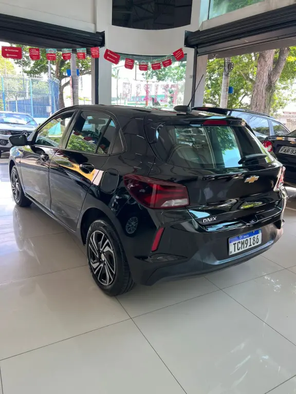CHEVROLET Onix Hatch - Foto