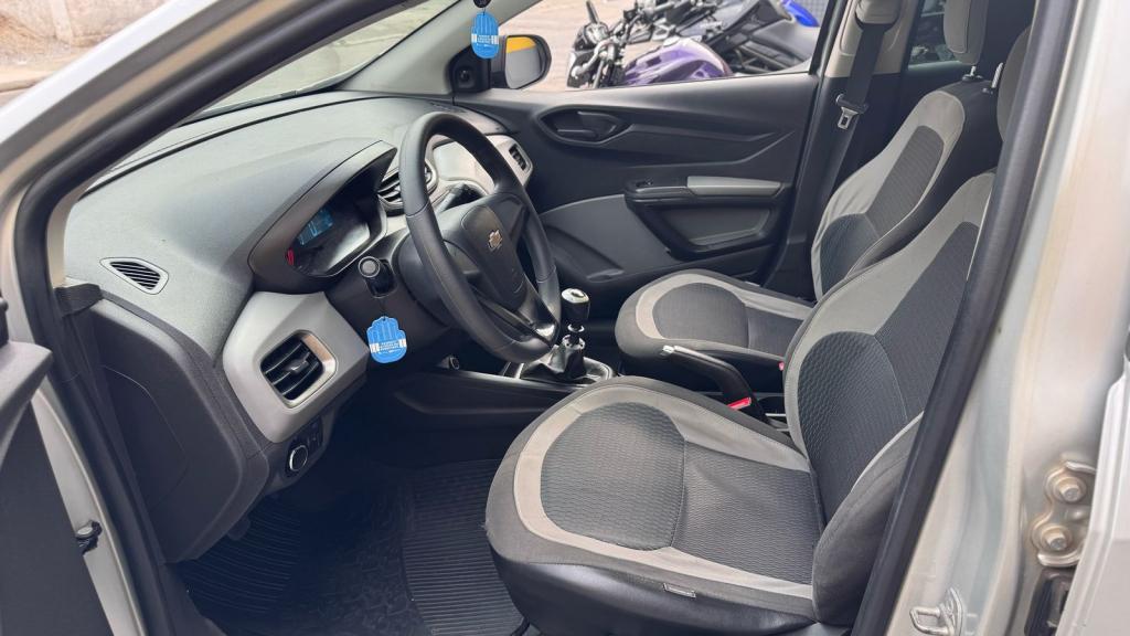 CHEVROLET Onix Hatch - Foto