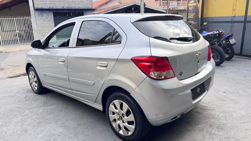 CHEVROLET Onix Hatch - Foto